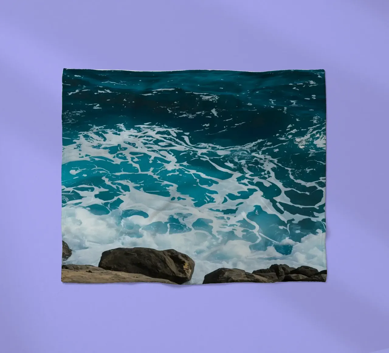 Onde oceaniche che si infrangono sulle rocce coperta in pile da DesignDoodle