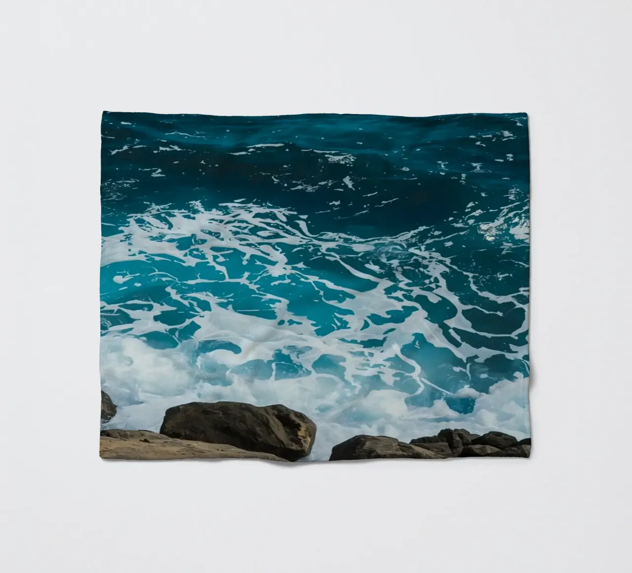 Onde oceaniche che si infrangono sulle rocce coperta in pile da DesignDoodle
