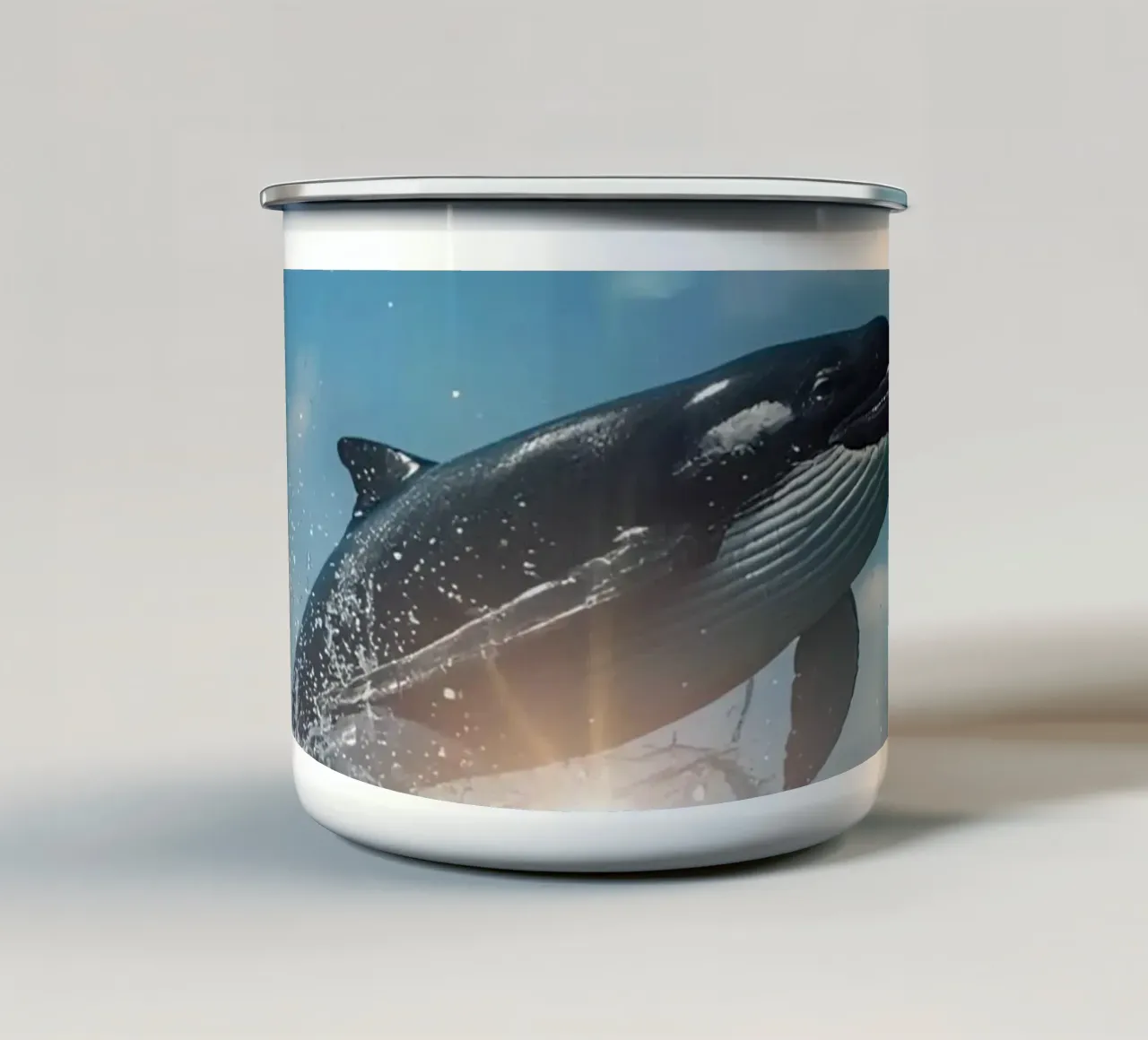 Orca che fa breccia nell'oceano Superficie dell'oceano tazza in smalto da DesignDoodle