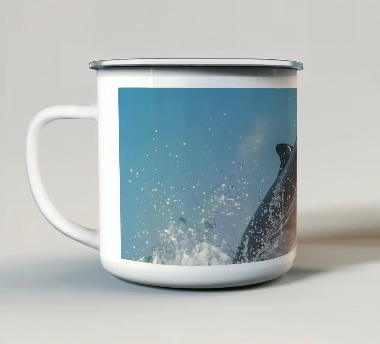 Orca che fa breccia nell'oceano Superficie dell'oceano tazza in smalto da DesignDoodle