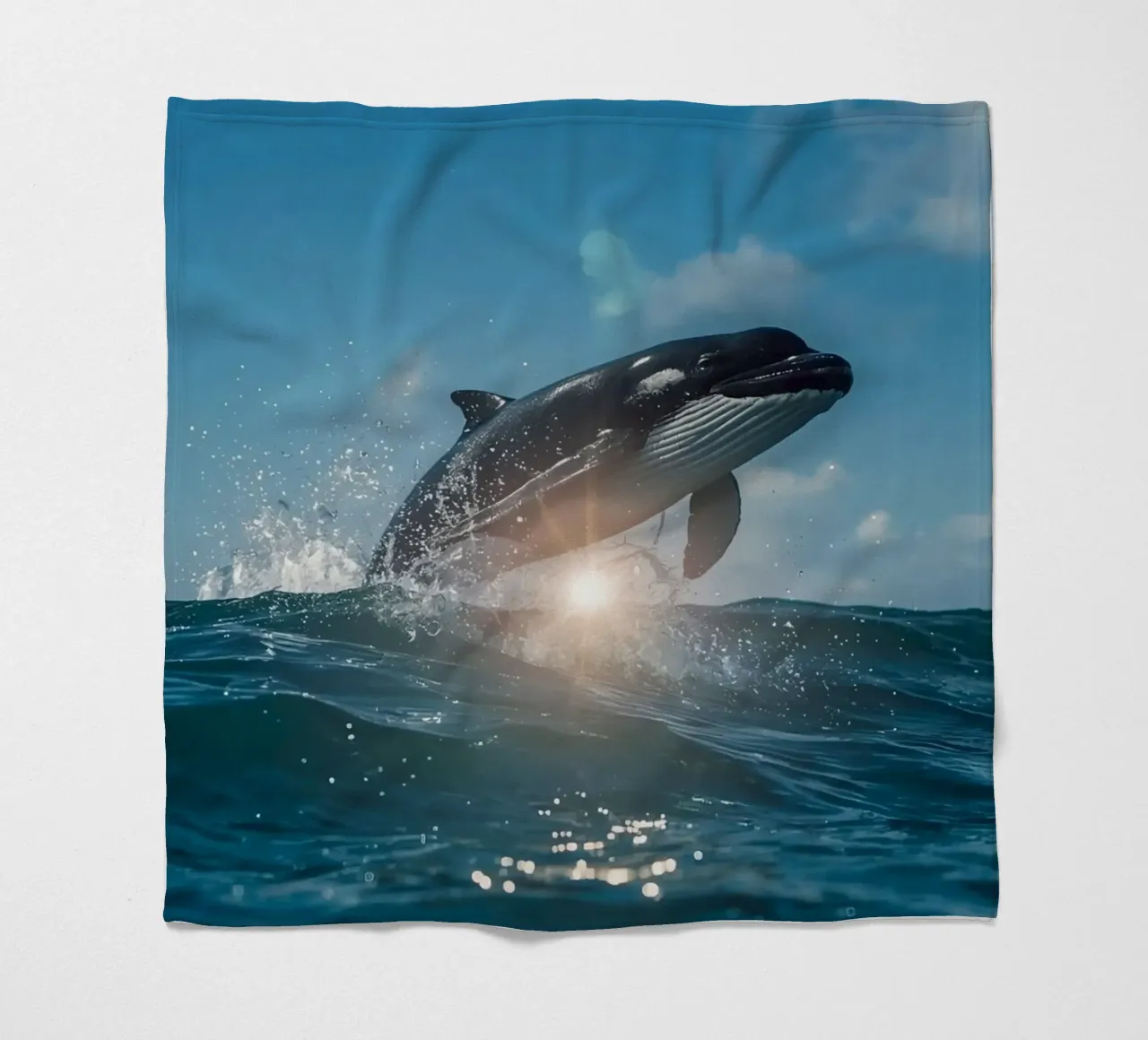 Orca che fa breccia nell'oceano Superficie dell'oceano coperta in pile da DesignDoodle