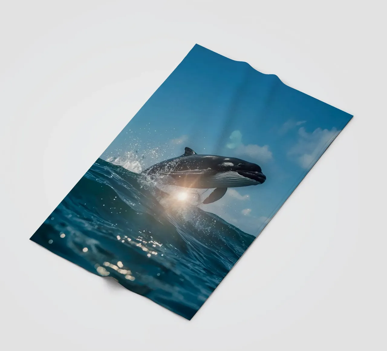 Orca che fa breccia nell'oceano Superficie dell'oceano coperta in pile da DesignDoodle