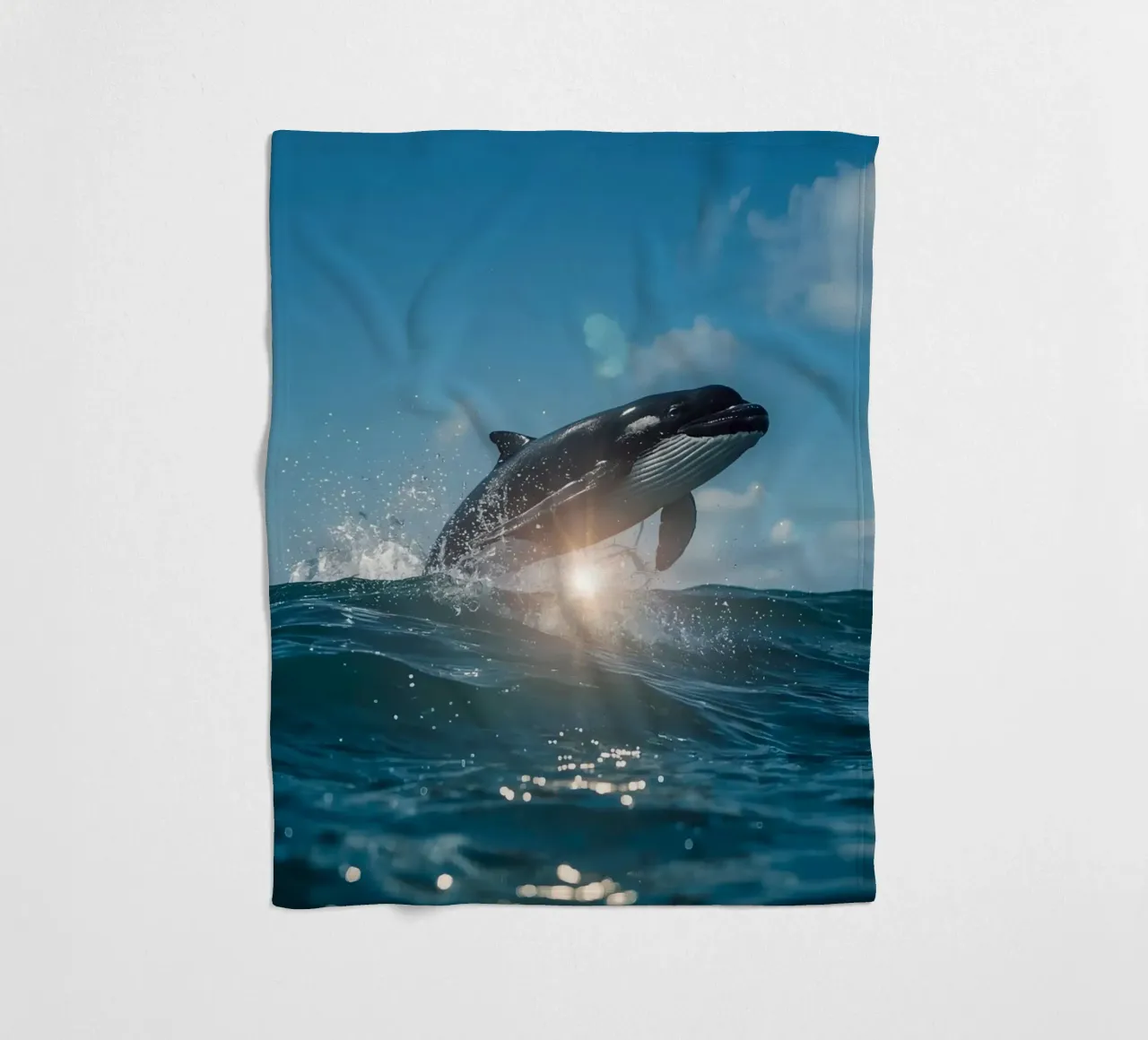 Orca che fa breccia nell'oceano Superficie dell'oceano coperta in pile da DesignDoodle