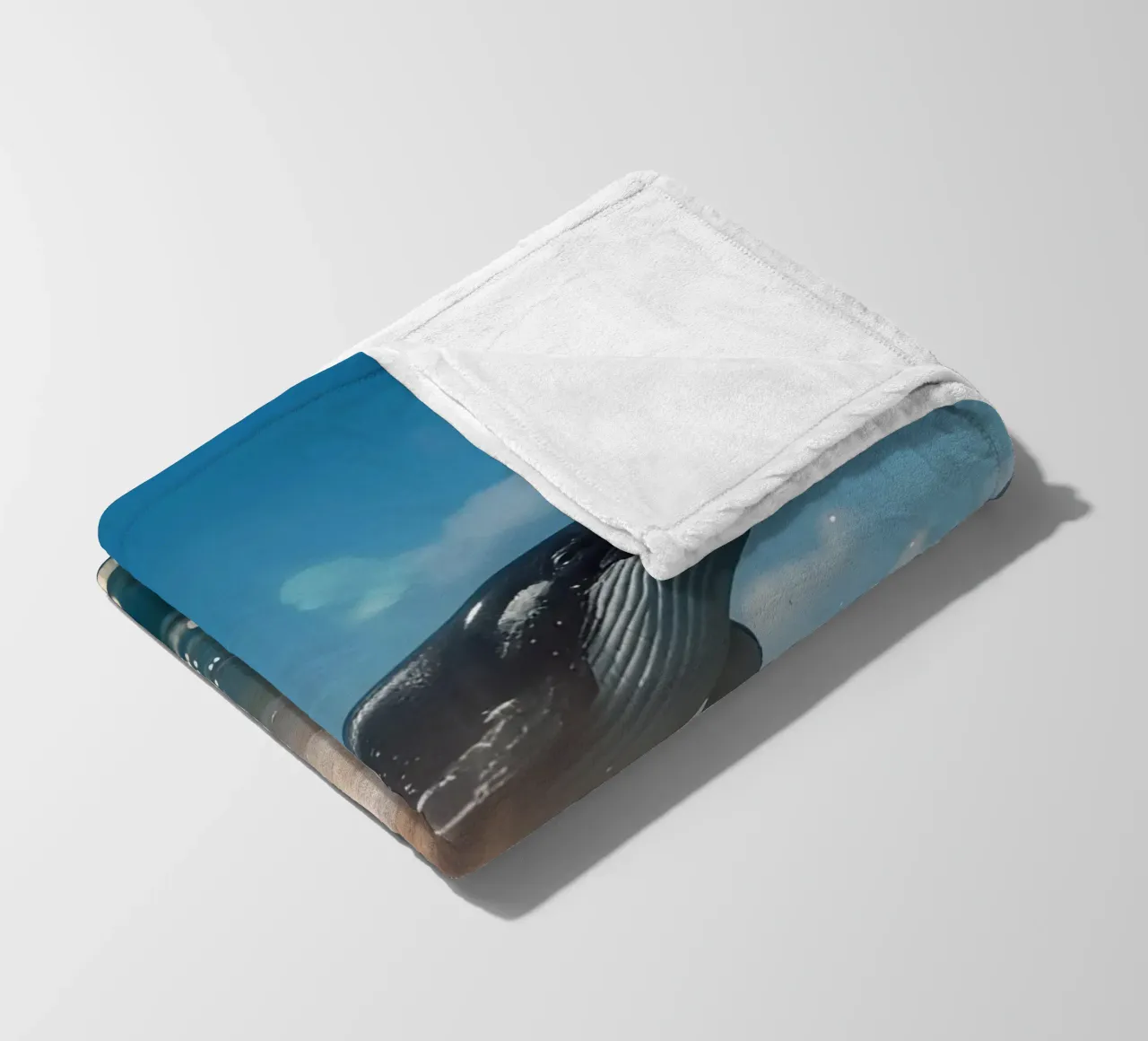 Orca che fa breccia nell'oceano Superficie dell'oceano coperta in pile da DesignDoodle