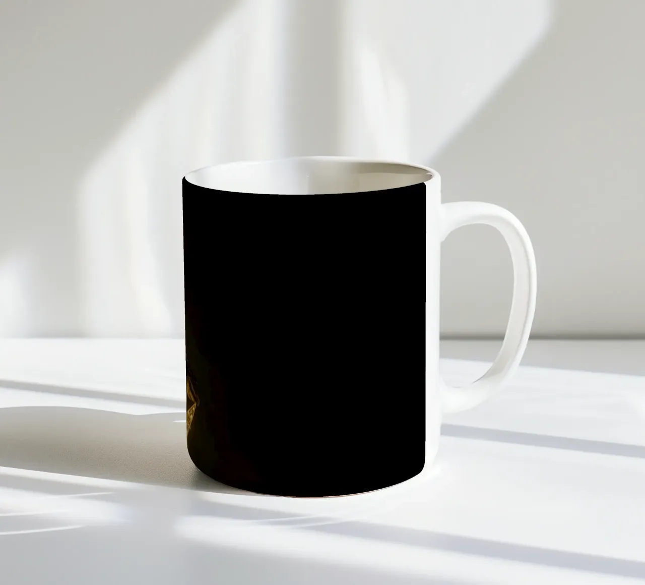 Gufo su decorazione a mezzaluna illuminata tazza in ceramica da DesignDoodle