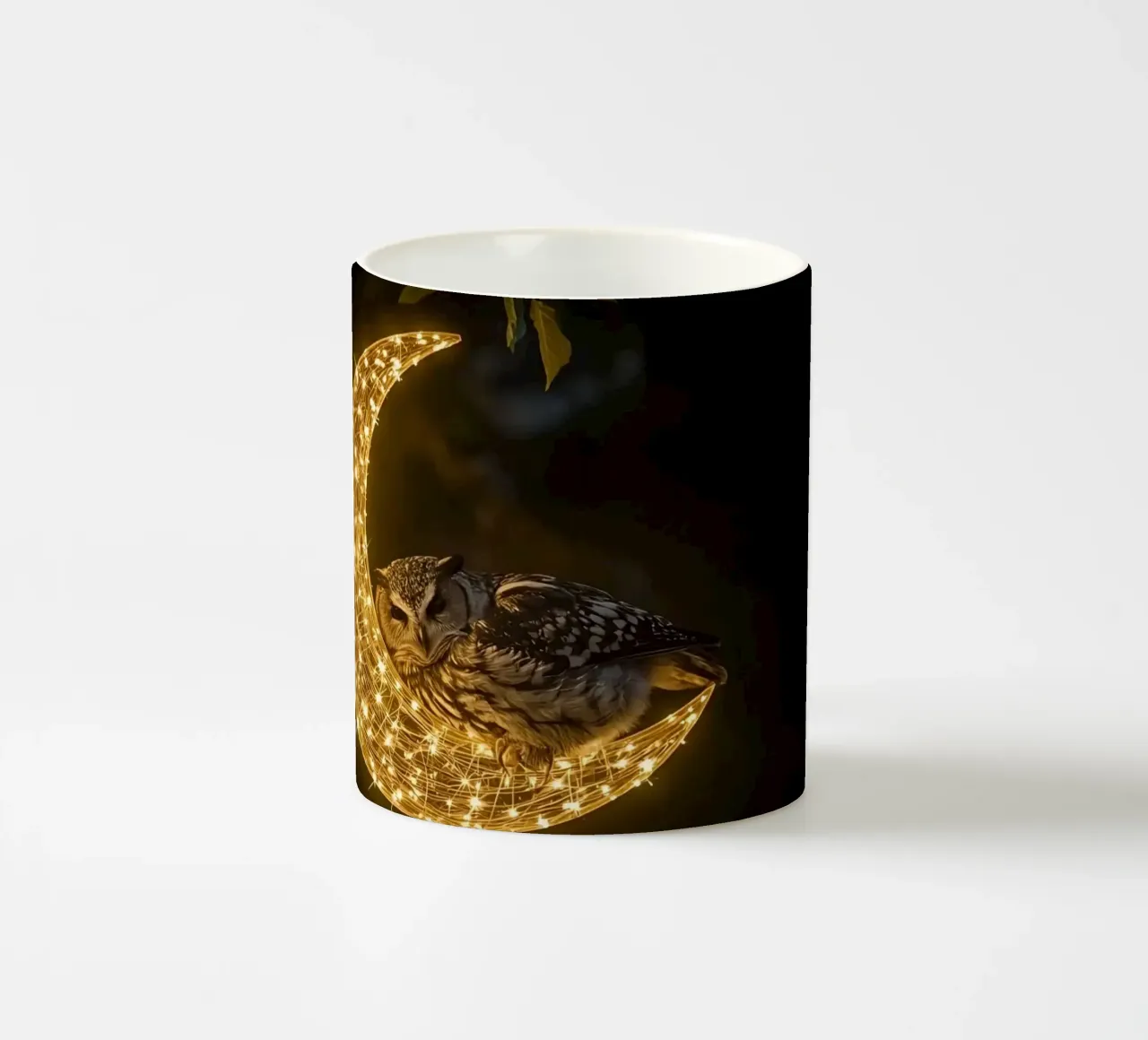 Gufo su decorazione a mezzaluna illuminata tazza in ceramica da DesignDoodle
