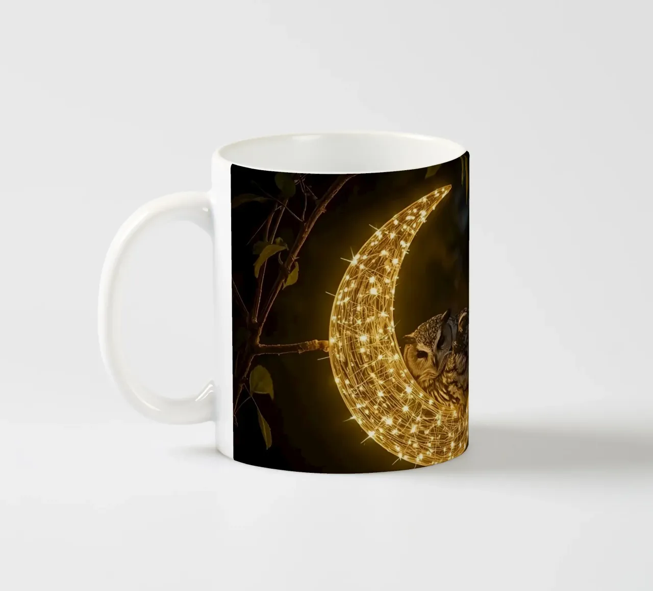Gufo su decorazione a mezzaluna illuminata tazza in ceramica da DesignDoodle