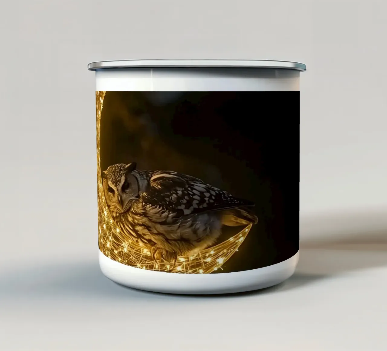 Gufo su decorazione a mezzaluna illuminata tazza in smalto da DesignDoodle