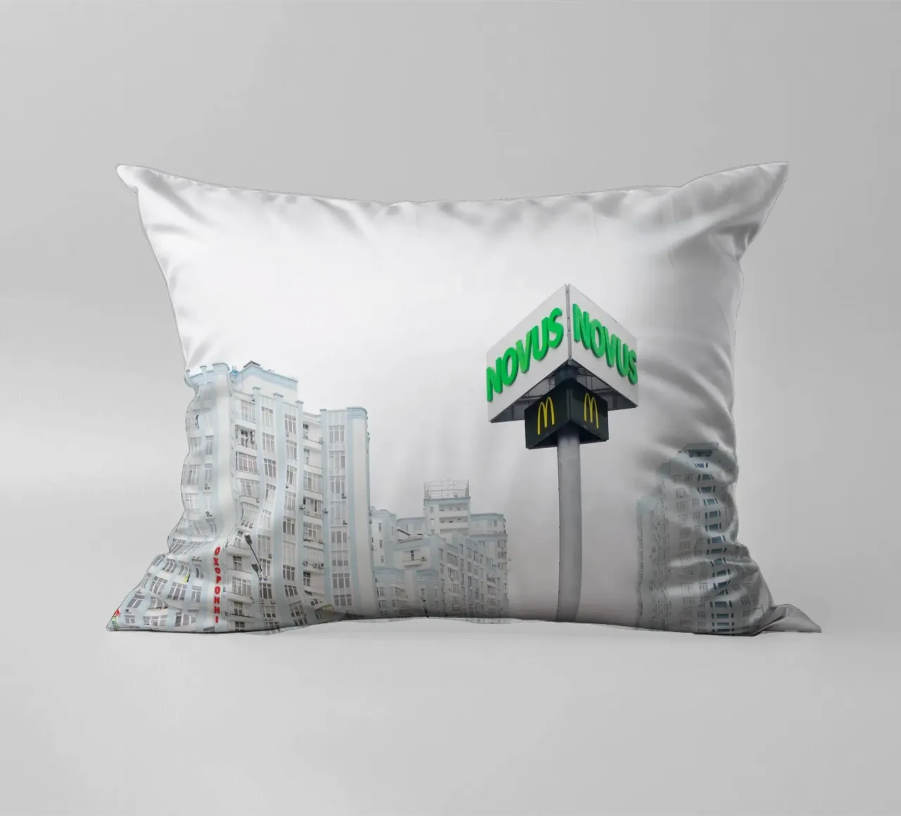 Edifici alti Kyiv, Ucraina cuscino da Simon Koy