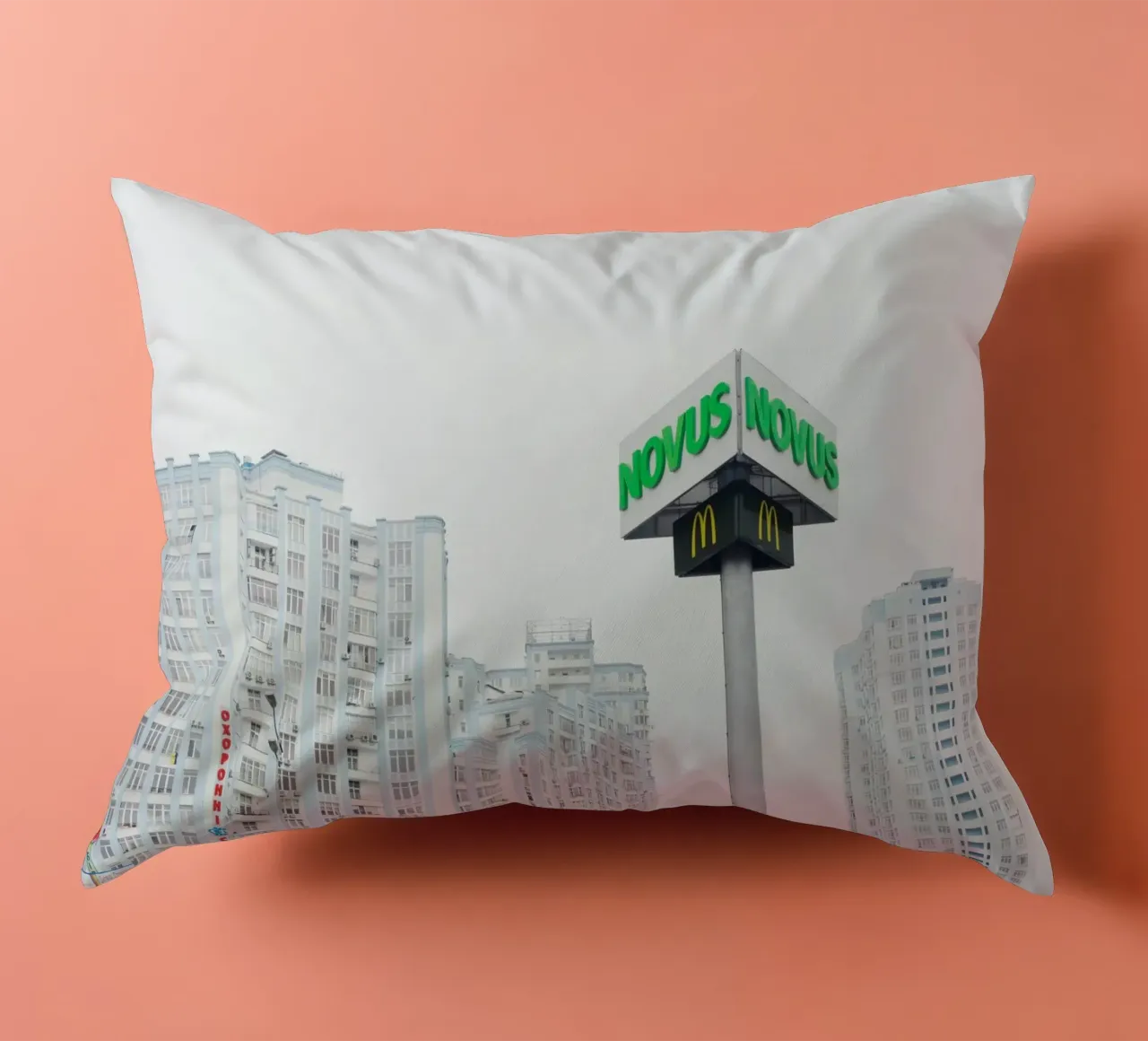 Edifici alti Kyiv, Ucraina cuscino da Simon Koy