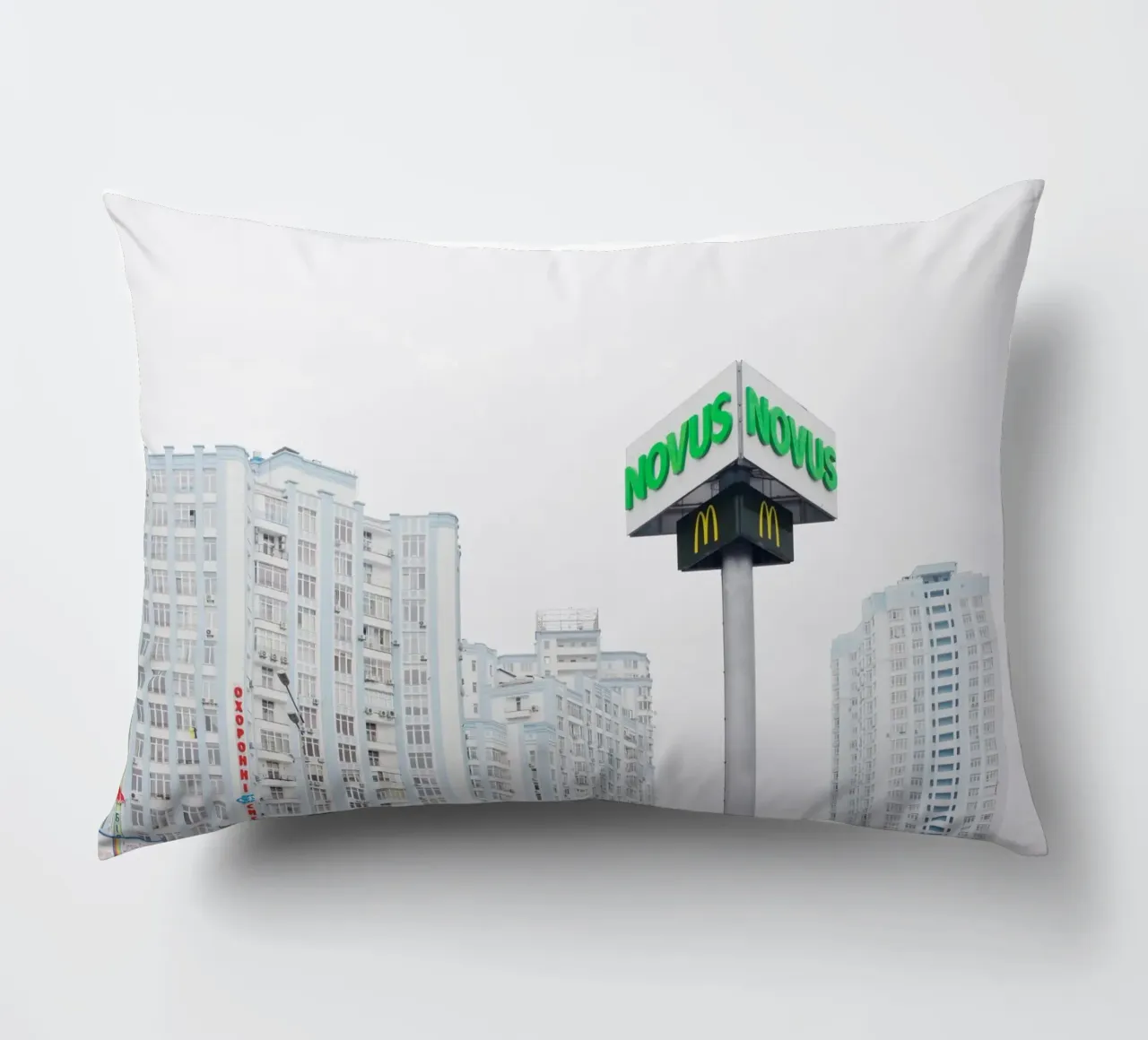 Edifici alti Kyiv, Ucraina cuscino da Simon Koy