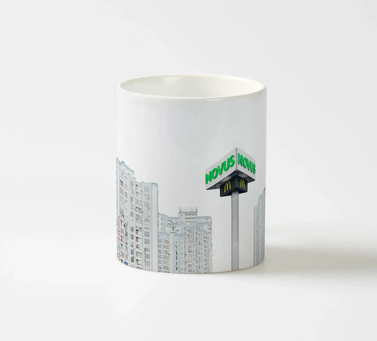 Edifici alti Kyiv, Ucraina tazza in ceramica da Simon Koy