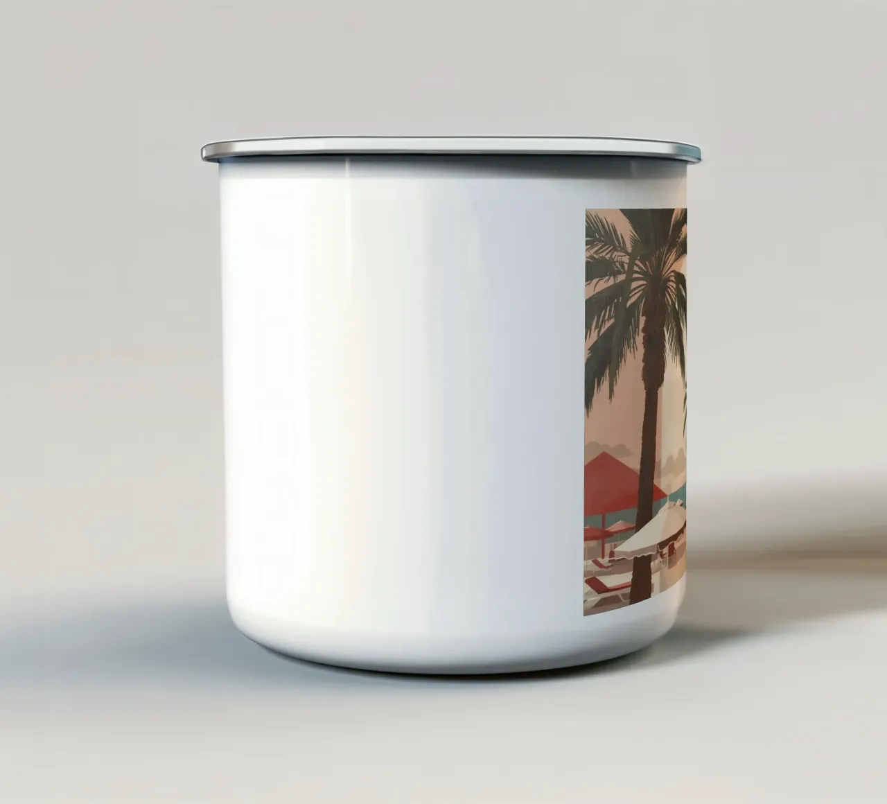 Palme, sedie a sdraio e ombrelloni sulla spiaggia tazza in smalto da DesignDoodle