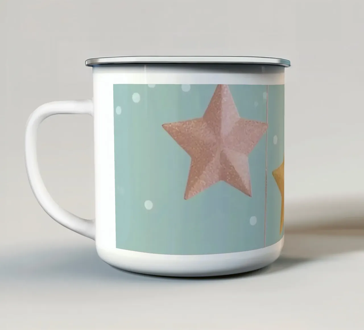 Simpatici ornamenti a forma di stella pastello con fiocchi di neve tazza in smalto da DesignDoodle