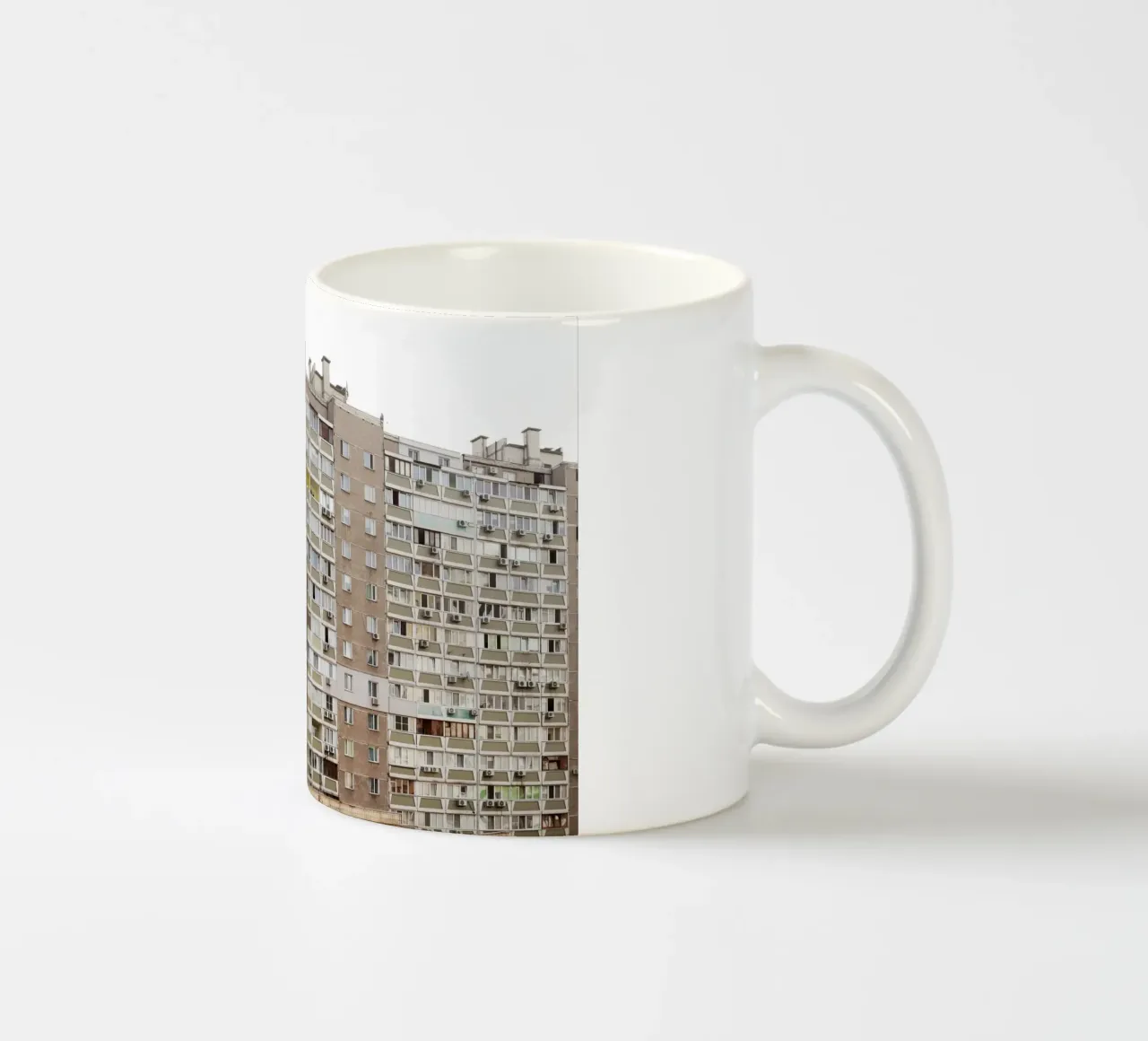 Edificio alto, Kiev, Ucraina tazza in ceramica da Simon Koy