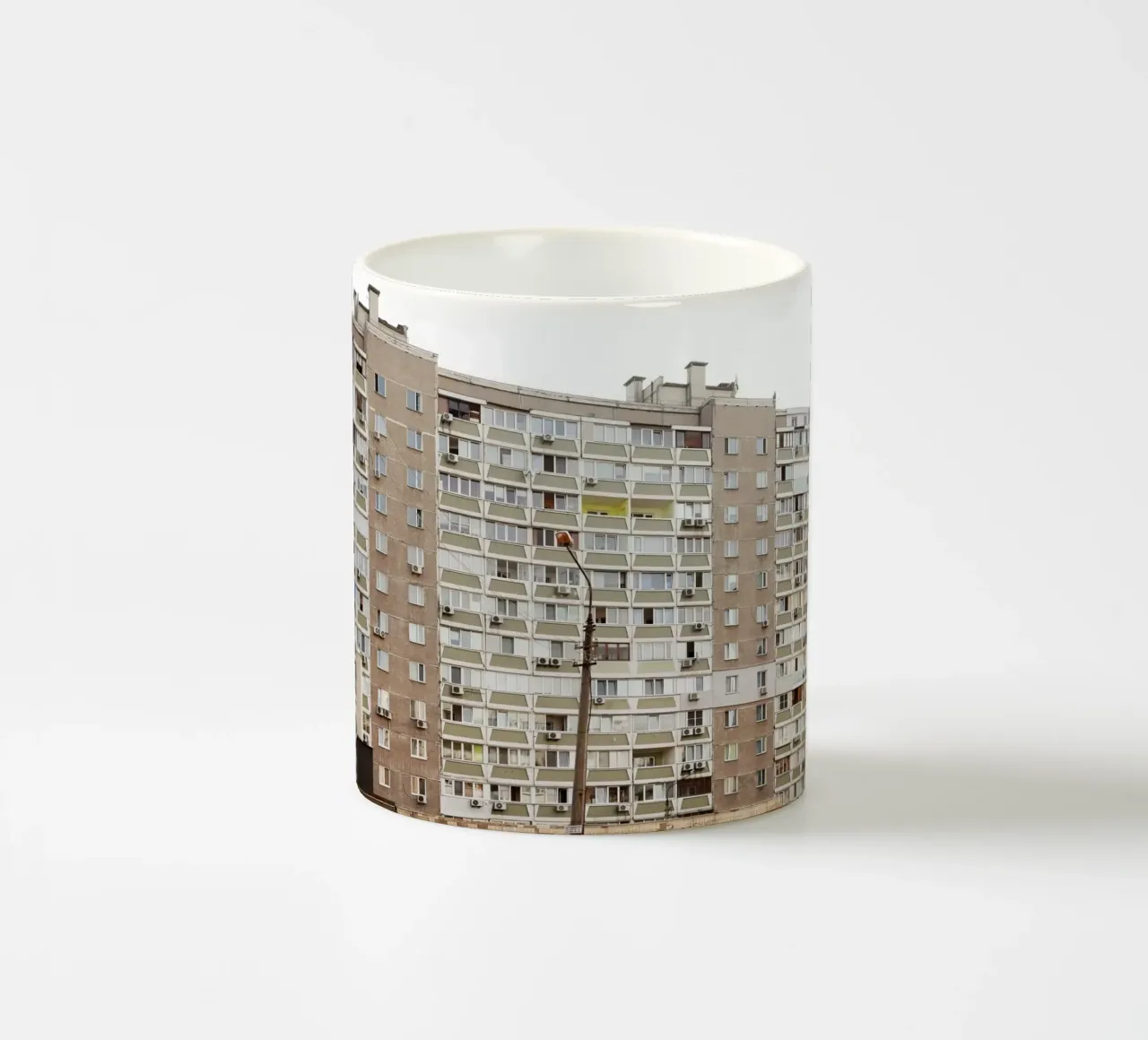 Edificio alto, Kiev, Ucraina tazza in ceramica da Simon Koy