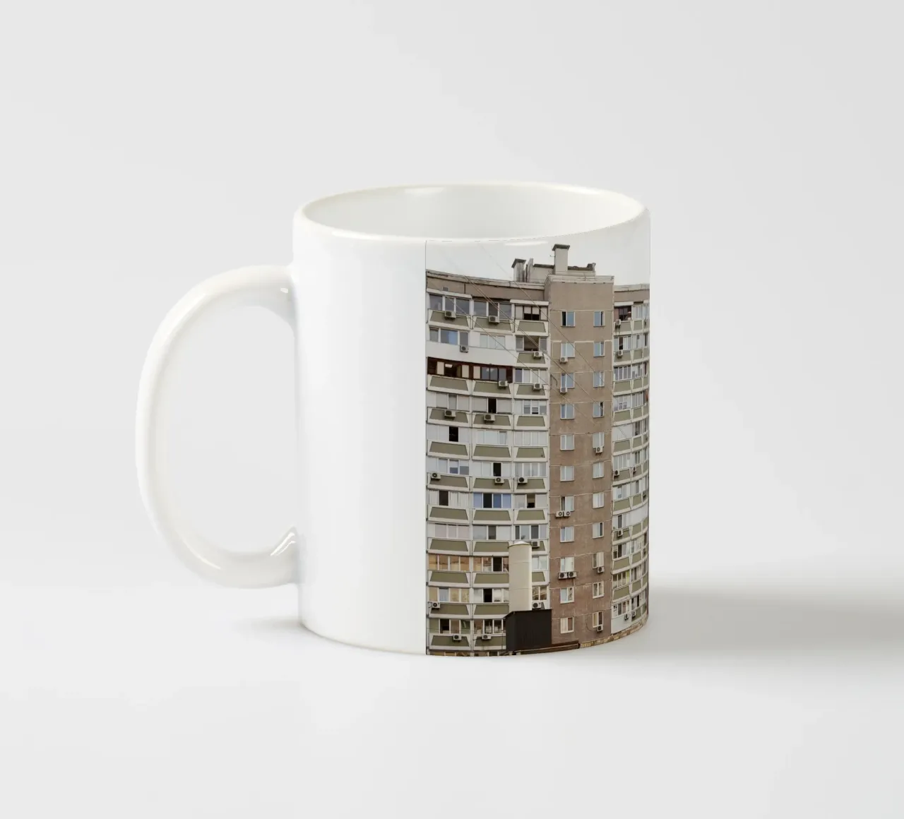 Edificio alto, Kiev, Ucraina tazza in ceramica da Simon Koy