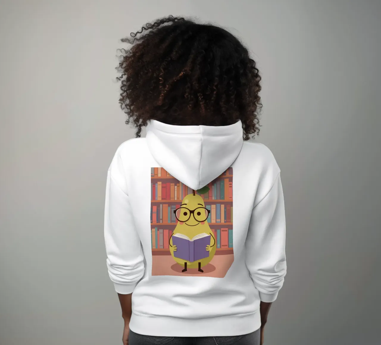 Simpatica pera felice che legge un libro con gli occhiali in biblioteca felpa con cappuccio da DesignDoodle