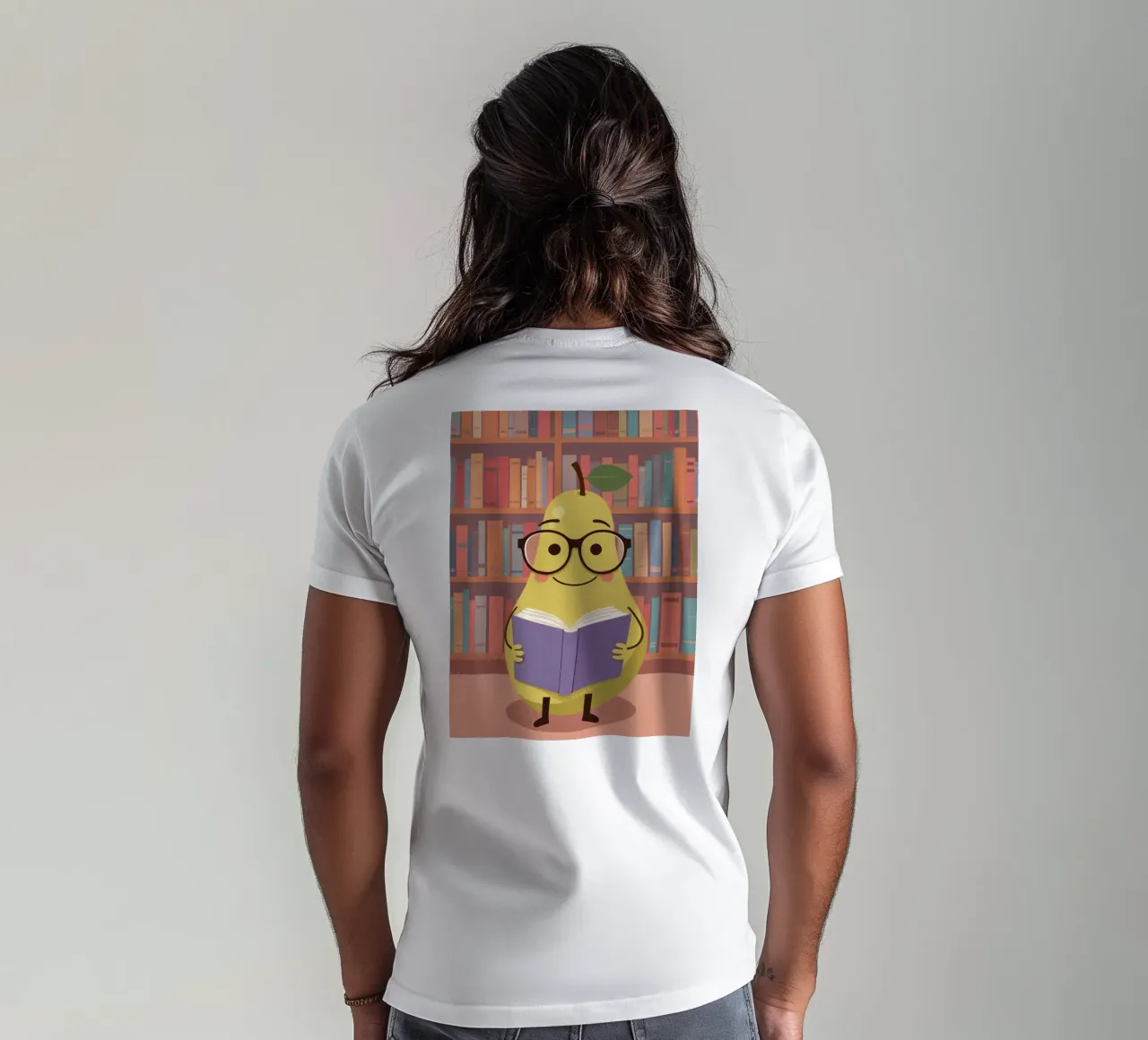 Simpatica pera felice che legge un libro con gli occhiali in biblioteca t-shirt da DesignDoodle