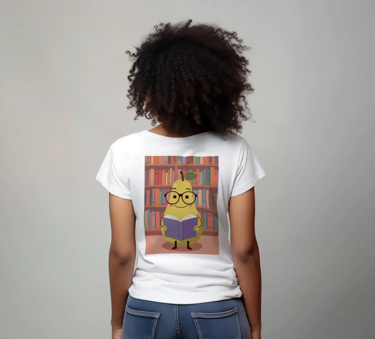 Simpatica pera felice che legge un libro con gli occhiali in biblioteca t-shirt da DesignDoodle