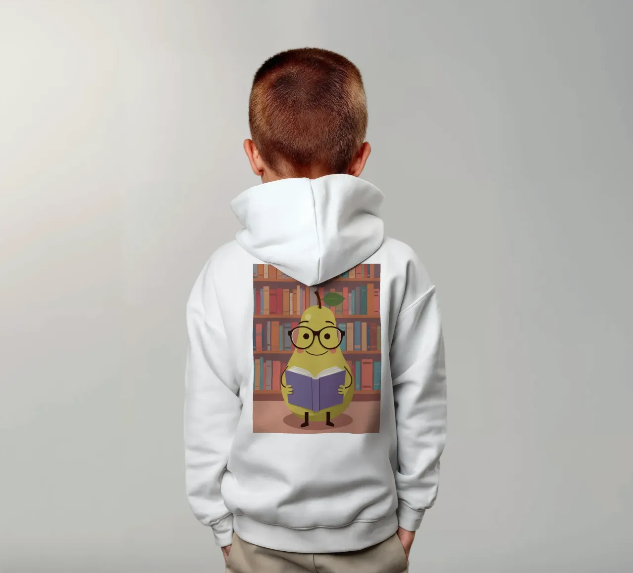 Simpatica pera felice che legge un libro con gli occhiali in biblioteca felpa bambino con cappuccio da DesignDoodle