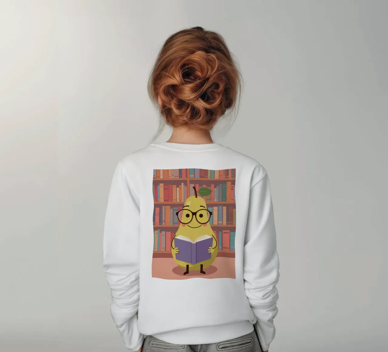 Simpatica pera felice che legge un libro con gli occhiali in biblioteca felpa bambino da DesignDoodle