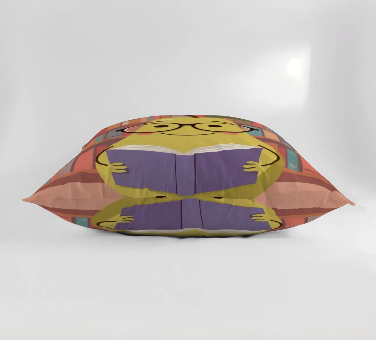 Simpatica pera felice che legge un libro con gli occhiali in biblioteca cuscino da DesignDoodle