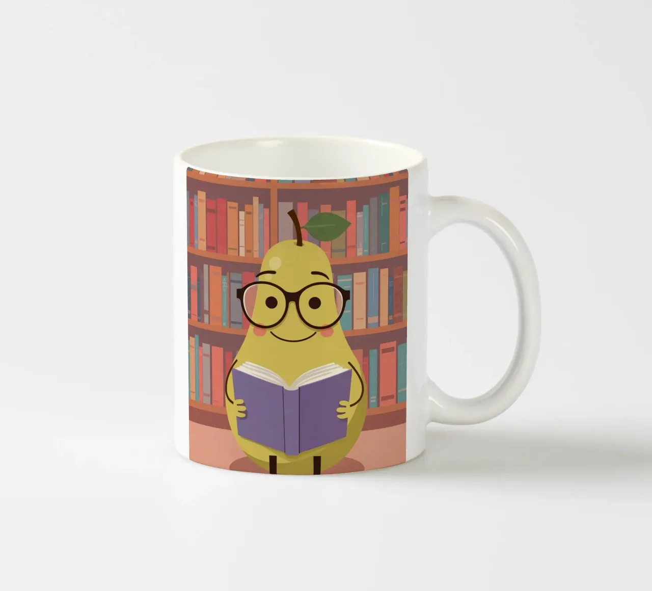 Simpatica pera felice che legge un libro con gli occhiali in biblioteca tazza in ceramica da DesignDoodle