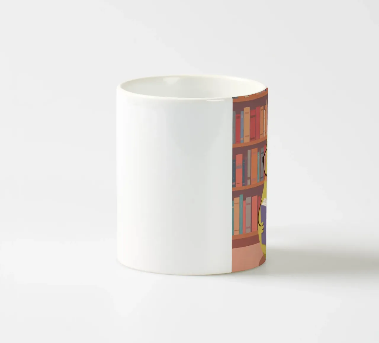 Simpatica pera felice che legge un libro con gli occhiali in biblioteca tazza in ceramica da DesignDoodle