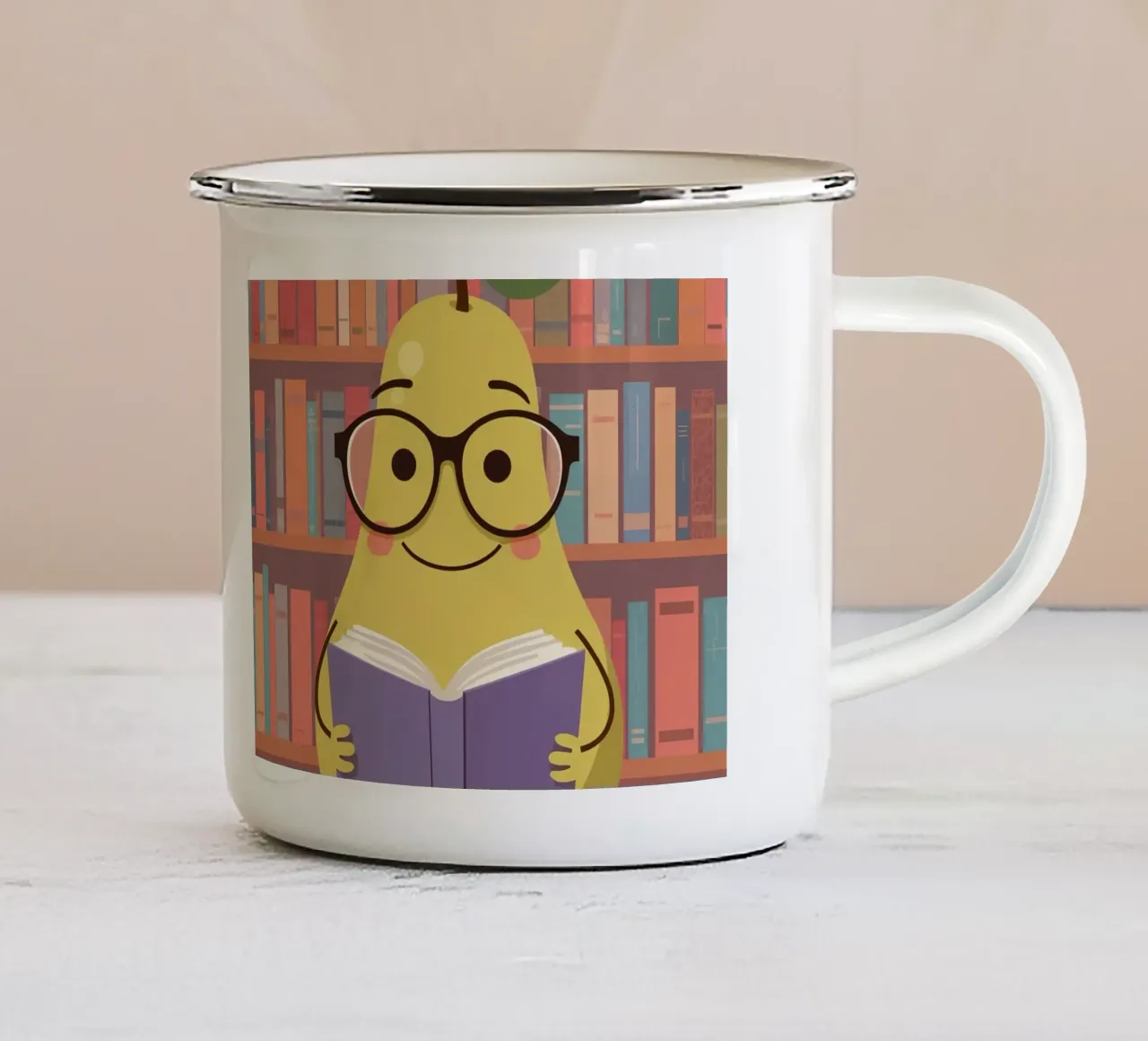 Simpatica pera felice che legge un libro con gli occhiali in biblioteca tazza in smalto da DesignDoodle