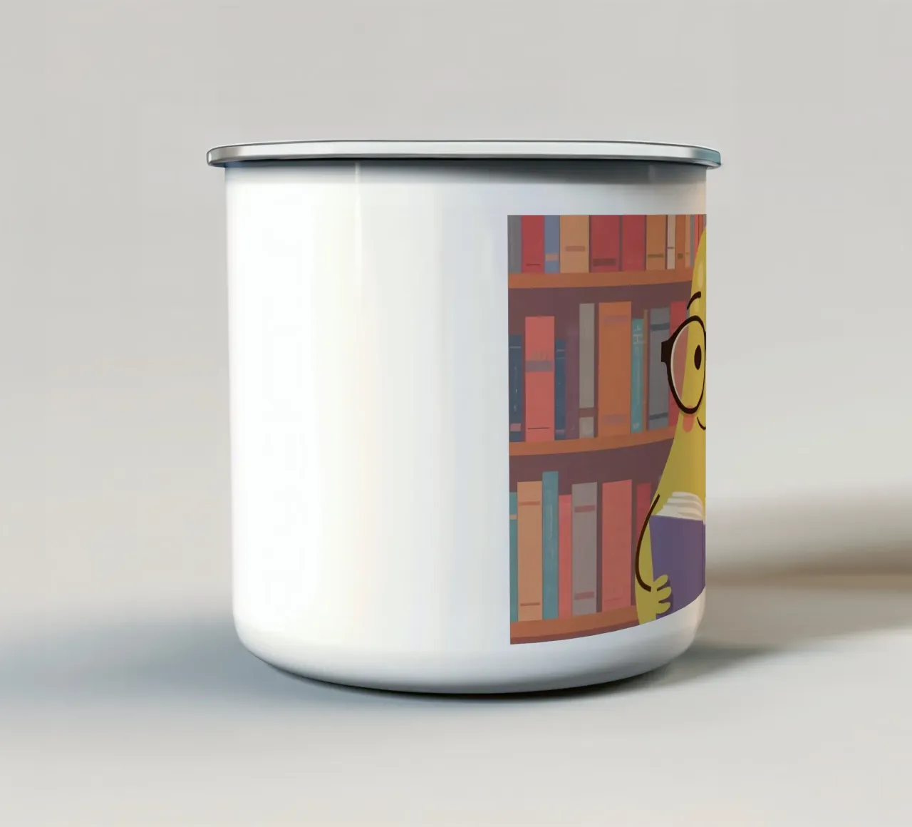 Simpatica pera felice che legge un libro con gli occhiali in biblioteca tazza in smalto da DesignDoodle