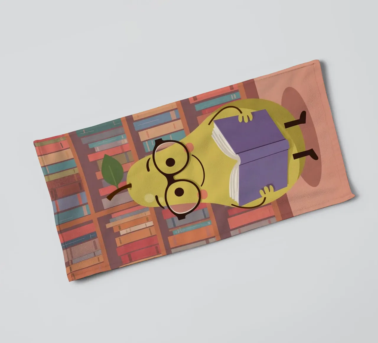 Simpatica pera felice che legge un libro con gli occhiali in biblioteca asciugamano da bagno da DesignDoodle