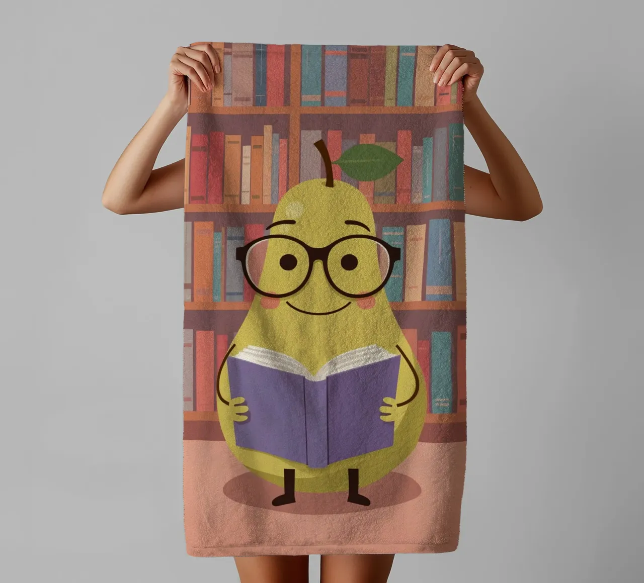 Simpatica pera felice che legge un libro con gli occhiali in biblioteca asciugamano da bagno da DesignDoodle