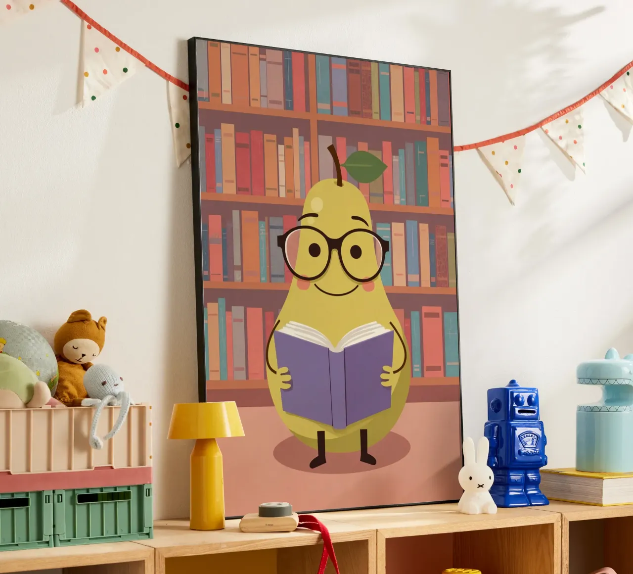 Simpatica pera felice che legge un libro con gli occhiali in biblioteca alluminio dibond da DesignDoodle