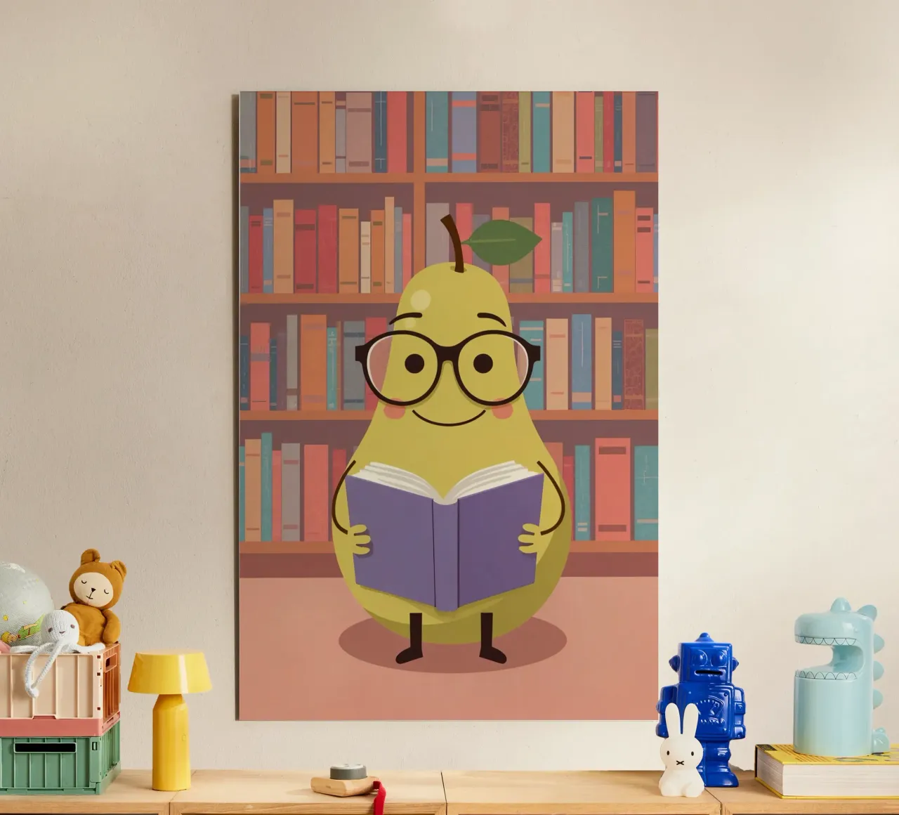 Simpatica pera felice che legge un libro con gli occhiali in biblioteca alluminio dibond da DesignDoodle