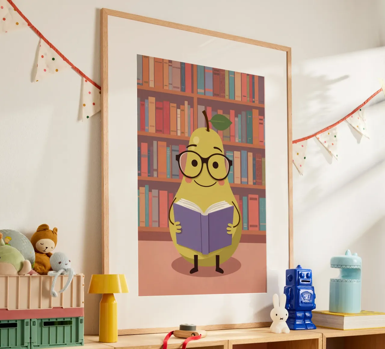 Simpatica pera felice che legge un libro con gli occhiali in biblioteca carta hahnemühle da DesignDoodle
