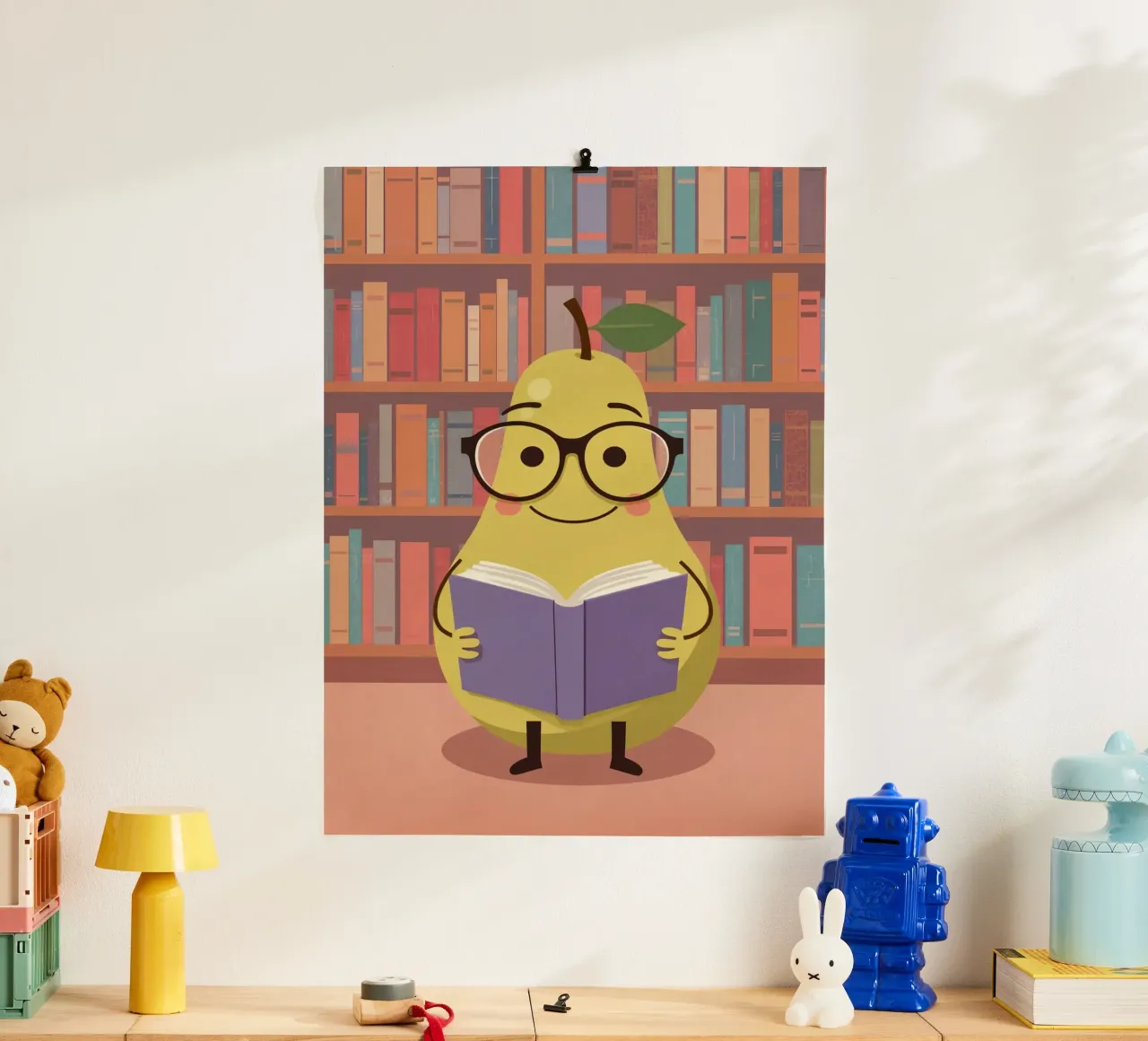Simpatica pera felice che legge un libro con gli occhiali in biblioteca carta hahnemühle da DesignDoodle