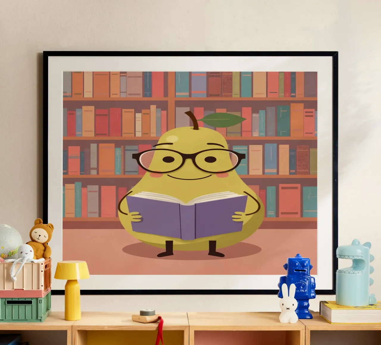 Simpatica pera felice che legge un libro con gli occhiali in biblioteca carta hahnemühle da DesignDoodle