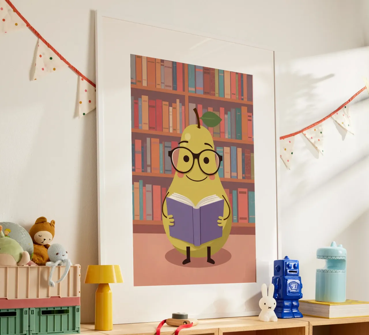 Simpatica pera felice che legge un libro con gli occhiali in biblioteca carta hahnemühle da DesignDoodle