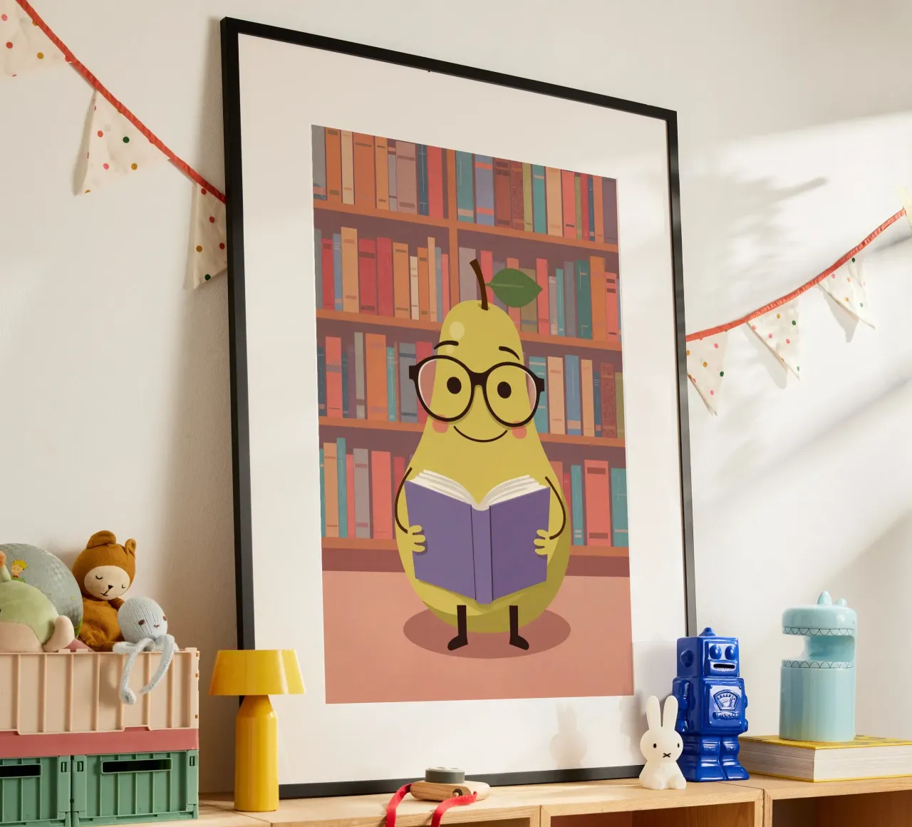 Simpatica pera felice che legge un libro con gli occhiali in biblioteca carta hahnemühle da DesignDoodle