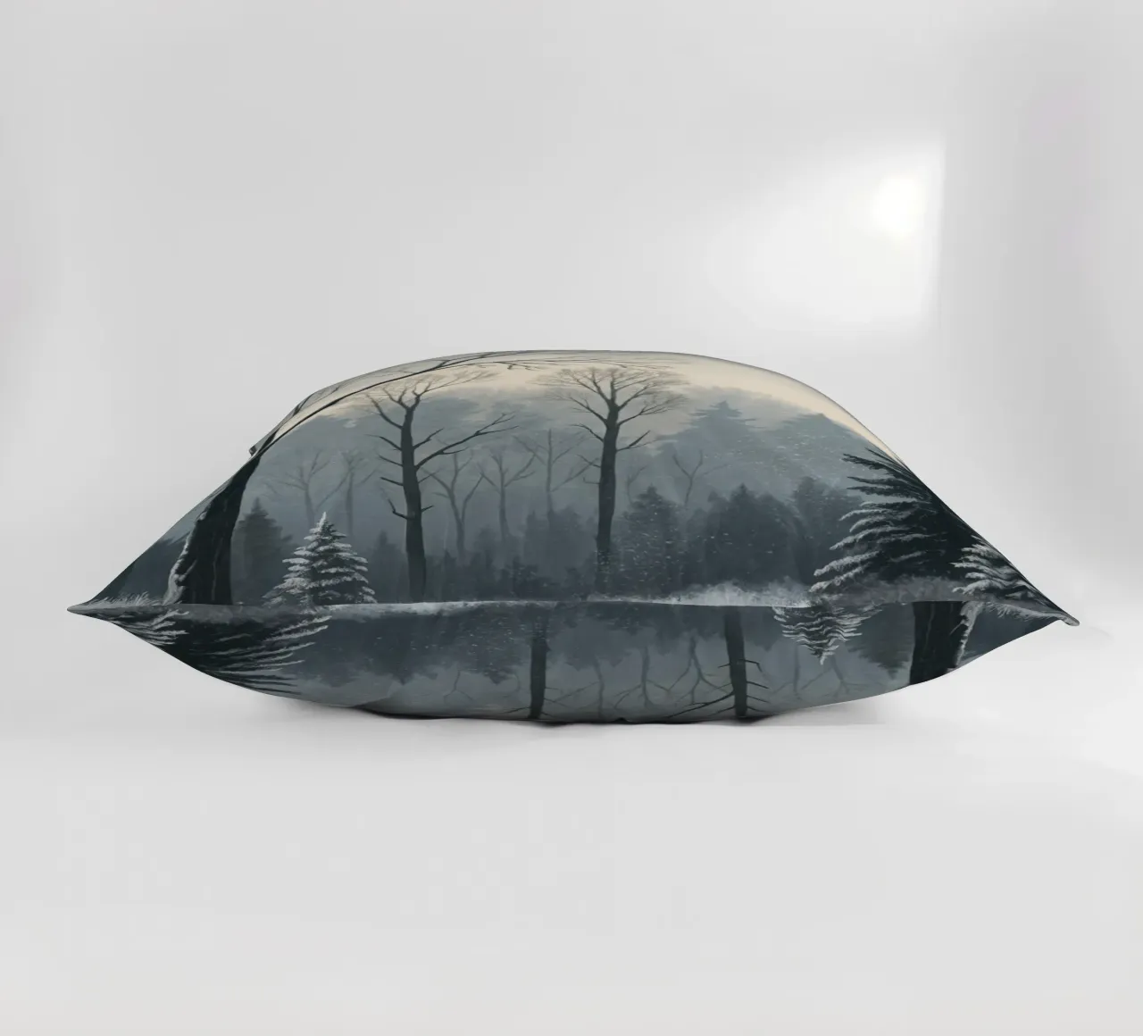 Serenità nel freddo: Un tranquillo sentiero invernale cuscino da Artistic-shop