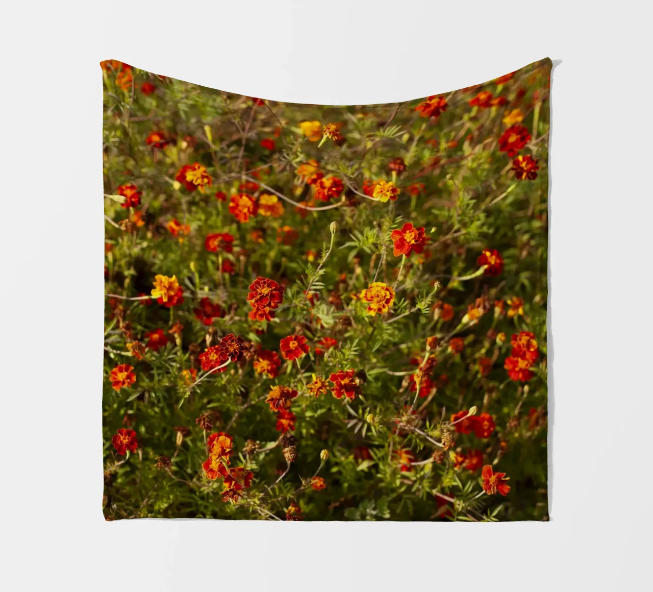 fiori rossi in Ucraina coperta in pile da Simon Koy