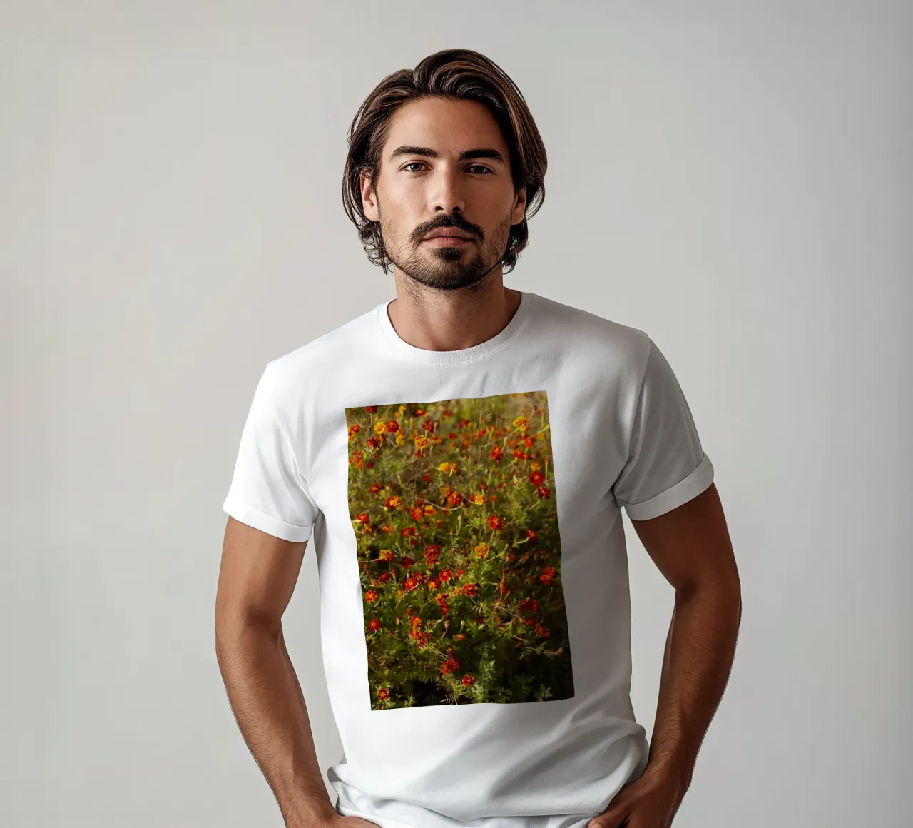 fiori rossi in Ucraina t-shirt da Simon Koy