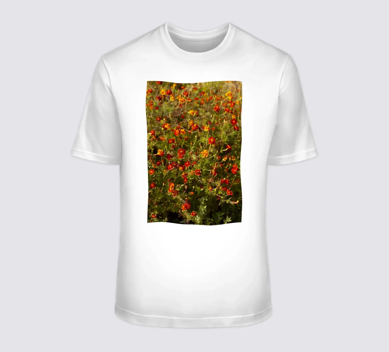 fiori rossi in Ucraina t-shirt da Simon Koy
