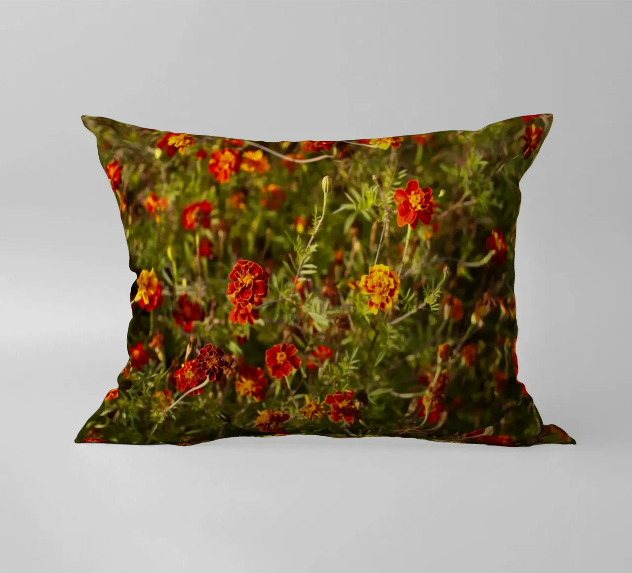 fiori rossi in Ucraina cuscino da Simon Koy