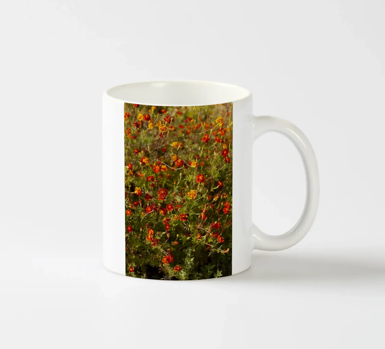 fiori rossi in Ucraina tazza in ceramica da Simon Koy