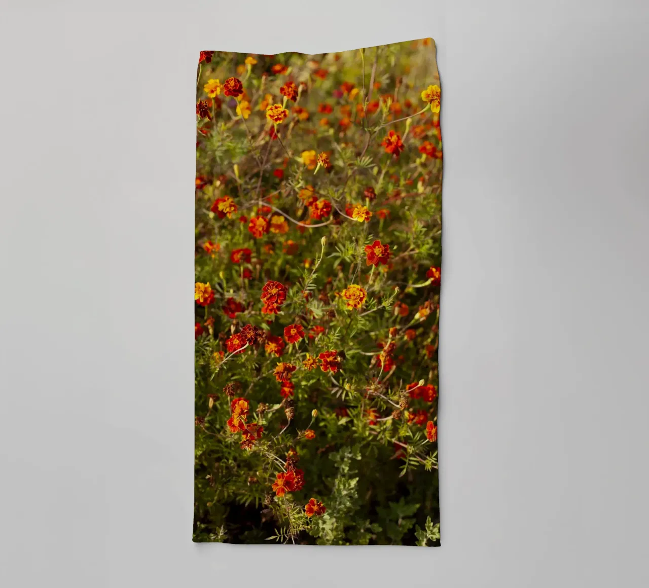 fiori rossi in Ucraina asciugamano da bagno da Simon Koy