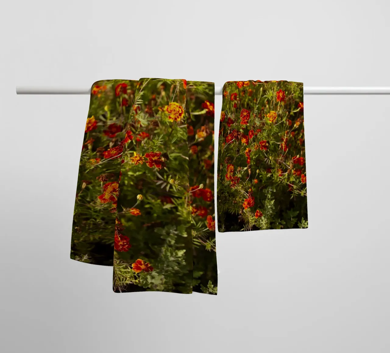 fiori rossi in Ucraina asciugamano da bagno da Simon Koy