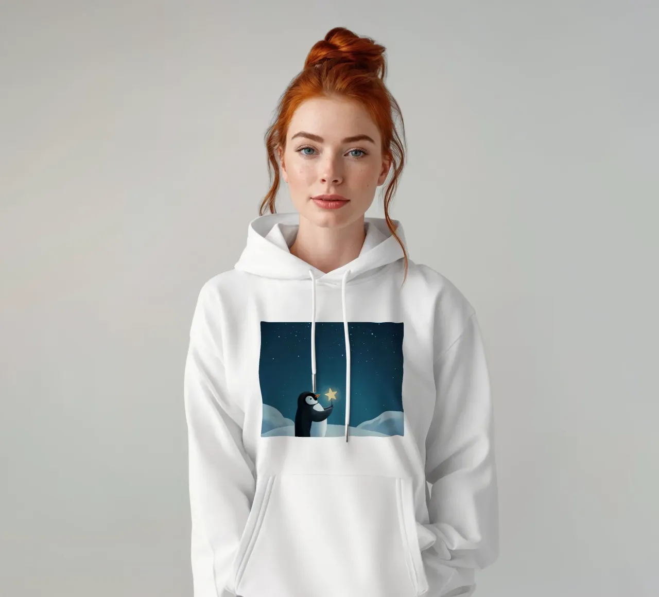 Pinguino con stella su collina innevata di notte felpa con cappuccio da DesignDoodle