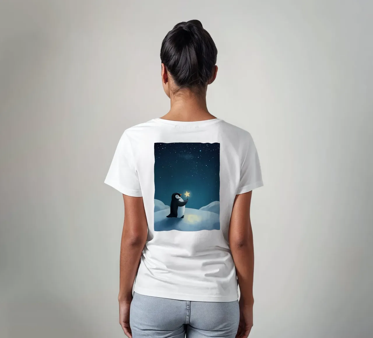 Pinguino con stella su collina innevata di notte t-shirt da DesignDoodle